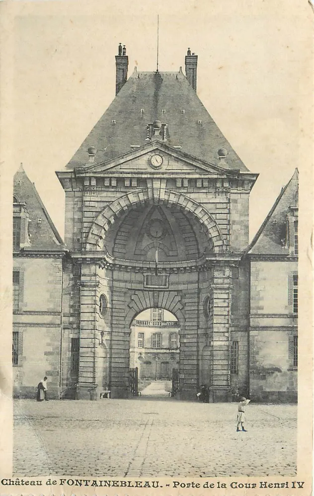 Schloss FONTAINEBLEAU — Porte de la Cour Henri IV - Vorderseite